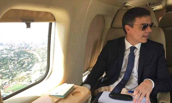 pedro-sanchez-gafas-avion.jpg