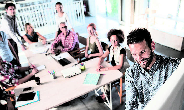 trabajadores-reunion-felices-istock.jpg
