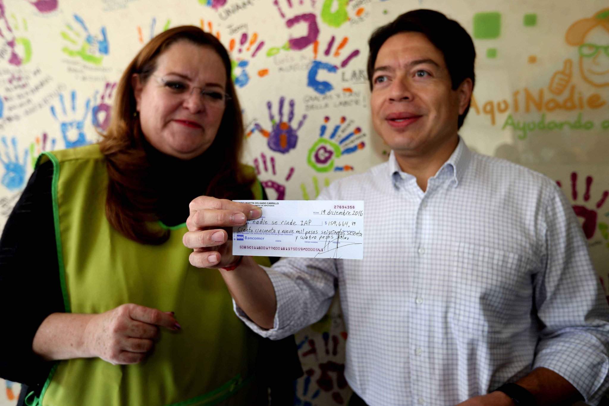 Dona Calderón su pensión de expresidente a niños