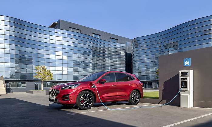 2019_FORD_KUGA_SIDE_CHARGING.jpg