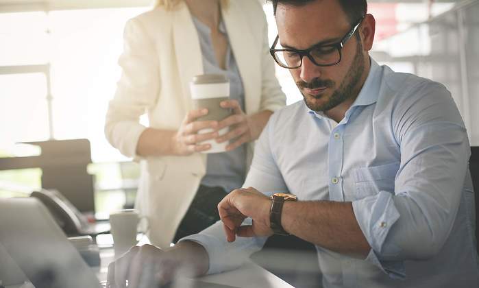 trabajador-mira-reloj-hora-istock.jpg