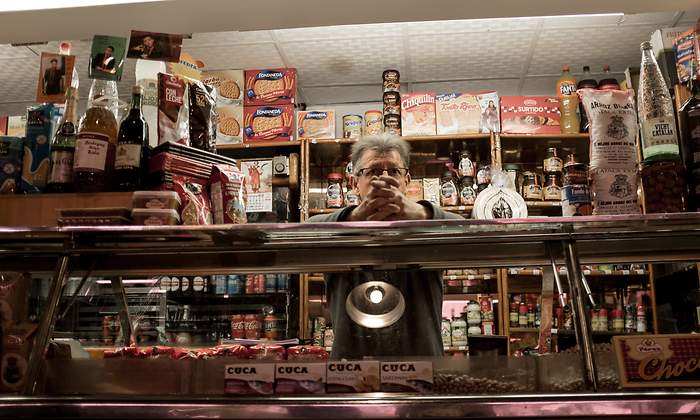 trabajador-tienda-canoso-istock.jpg