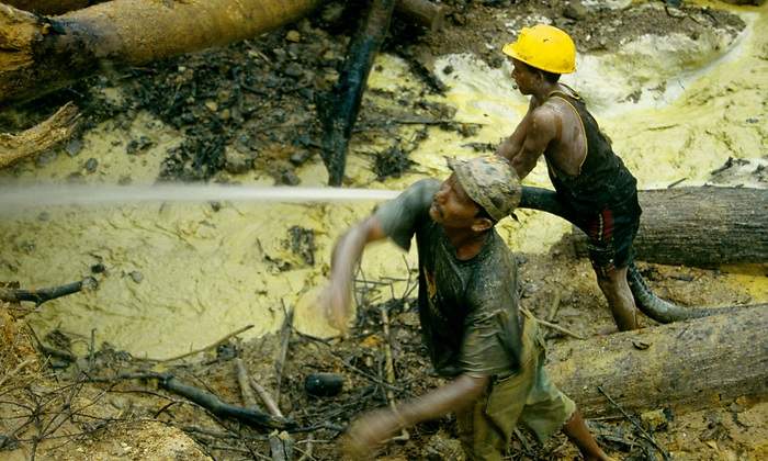 venezolanos-extraen-oro-mina.jpg