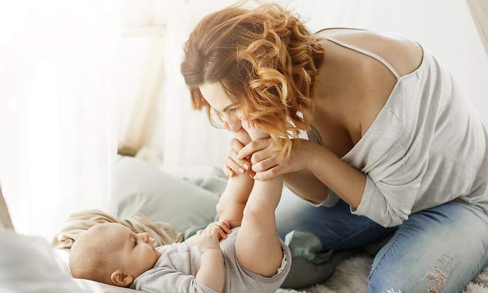 mama-besa-pies-bebe.jpg