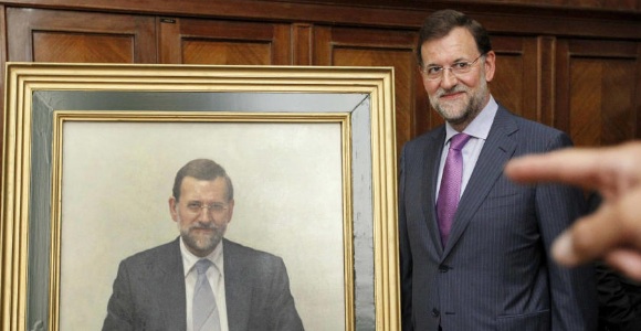 rajoy-posa-retrato-cuadro-exministro-efe.jpg