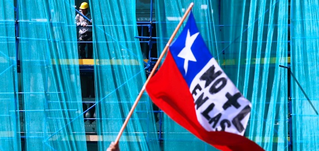 chile-bandera-trabajo-construccion-reuters.jpg