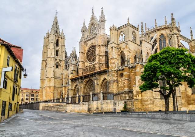 catedral-leon-dreamstime.jpg