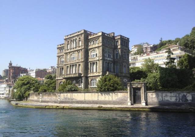palacio-bosforo-AyikcanEmlakPazarlama-via-bloomberg.jpg