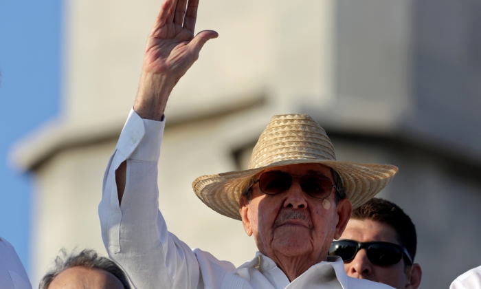 castro-raul-saluda-reuters.jpg