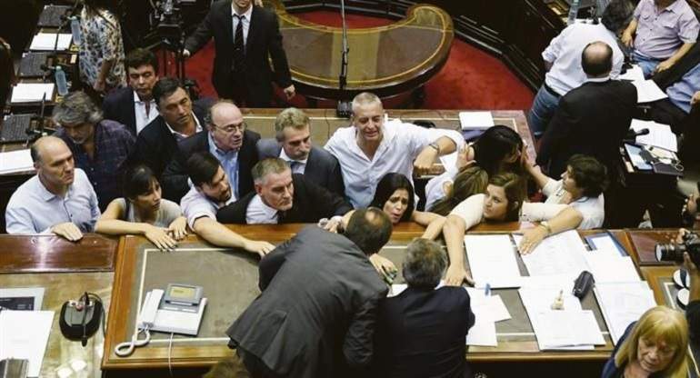 DiputadosPelea770.jpg