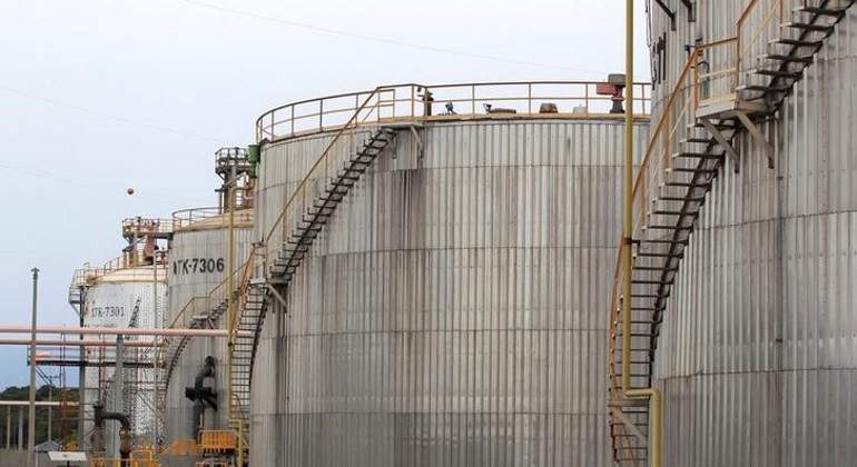 Tanques de almacenamiento en la plataforma petrolera Castilla de Ecopetrol