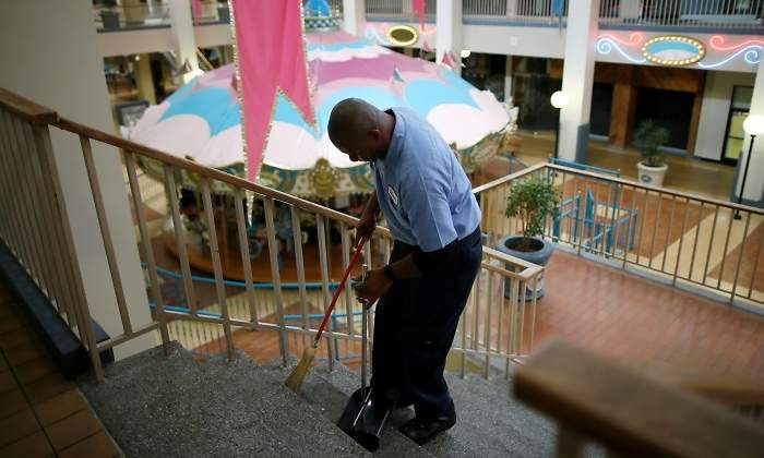 Centro-comercial-vacio-portero-Reuters.jpg