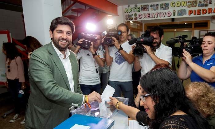 lopez-miras-vota-26M-efe.jpg