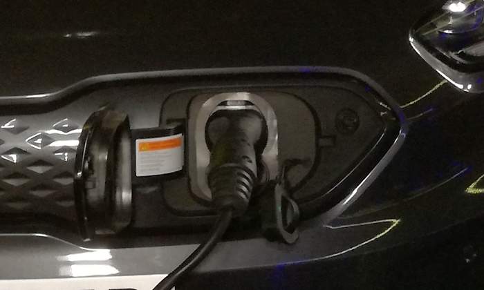 coche-electrico-recargando-KIA.jpg