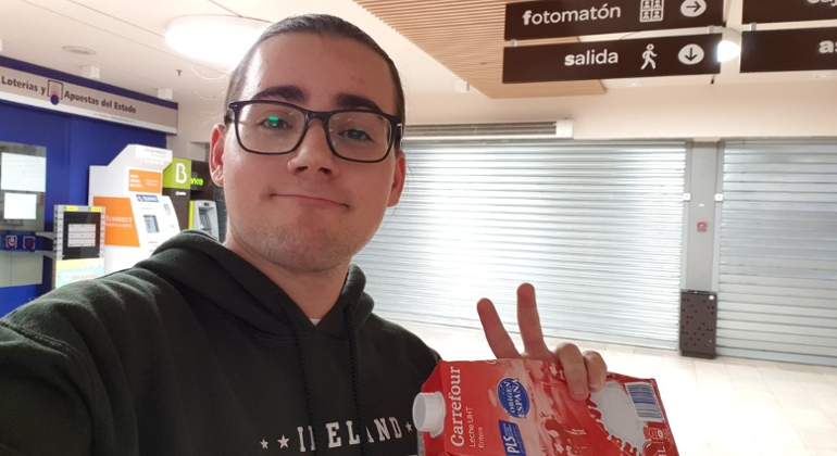 Se queda encerrado en un Carrefour: La historia viral que arrasa en redes