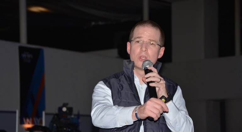 Con chaleco amarillo, Ricardo Anaya se registra como precandidato presidencial del PRD