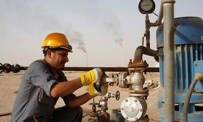 trabajador-irak-cierra-oleoducto.jpg