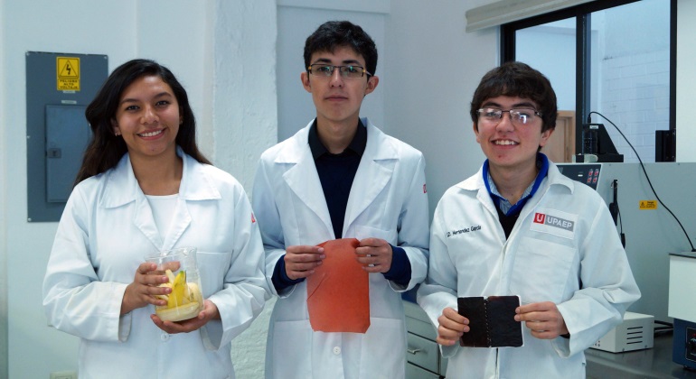 estudiantes mexicanos innovan al crear plástico con cáscara de plátano.