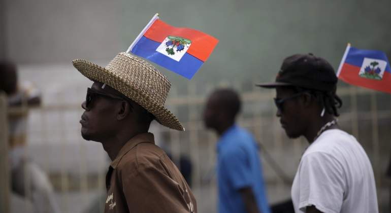 haiti-gente-bandera-reuters.jpg