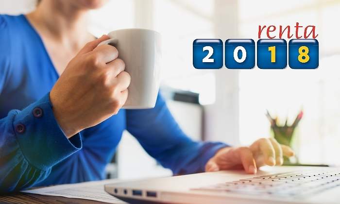 renta2018-odenador-senora-azul-taza.jpg