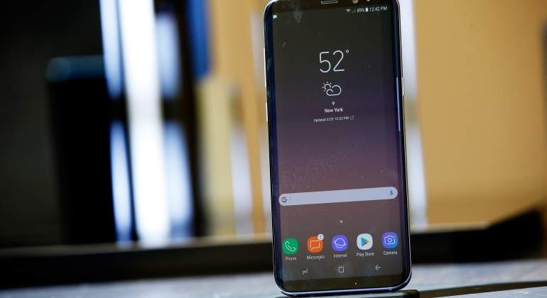 smarhphone-reuters.jpg