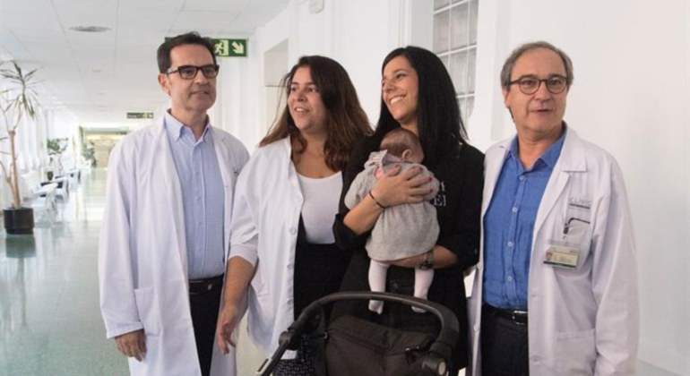 Miembros del equipo con la mujer que ha logrado tener un bebé sano pese a tener menopausia precoz