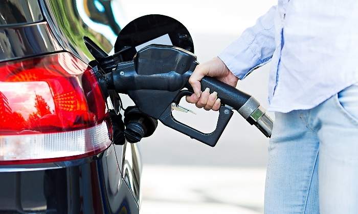 coche-gasolinera-repostaje-dreamsteam.jpg