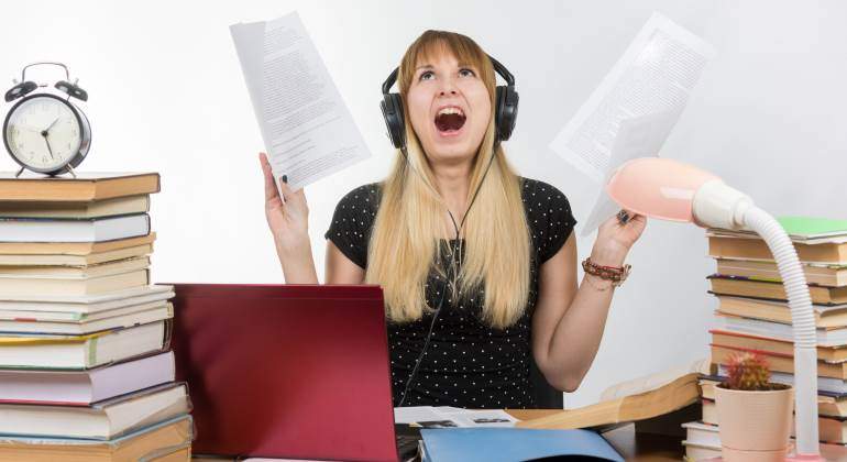 estudiante-libros-tension-reloj-770-dreamstime.jpg