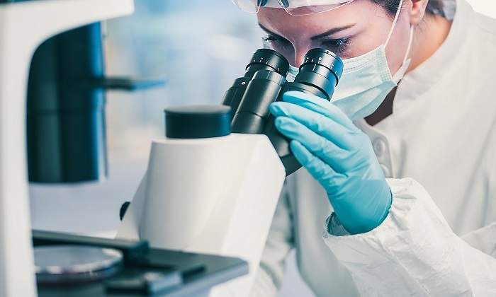 Cientifico-microoscopio-iStock.jpg