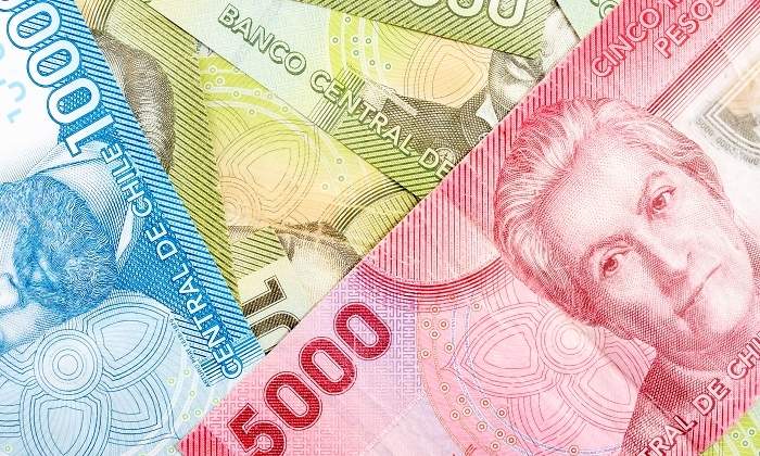 Varias denominaciones de billetes de pesos chilenos