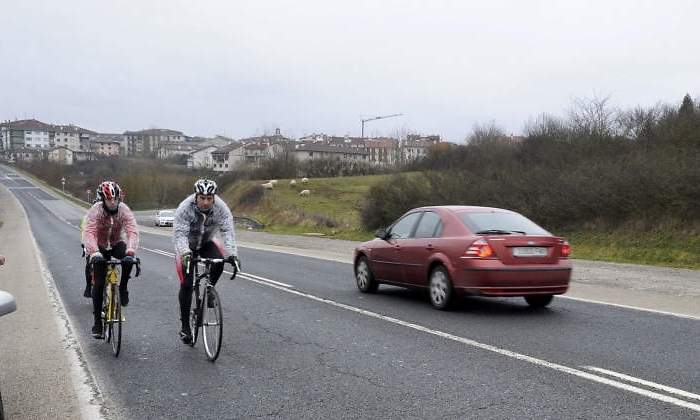 ciclistas-carretera-efe.jpg