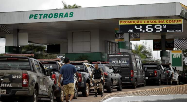 cola-coches-policia-huelga-camioneros-brasil-resuters-770x420.jpg