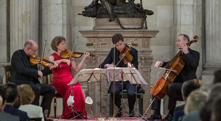 STRADIVARIUS-FOTO-1--whatsapp_image_2022-03-17_at_08.50.22.jpg