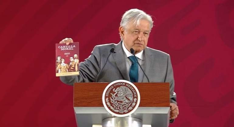 amlo-cartilla-moral-iglesias.jpg