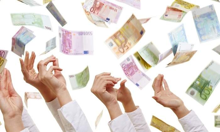 billetes-euros-manos-dreamstime.jpg