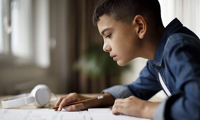 Nino-deberes-estudiar-iStock.jpg