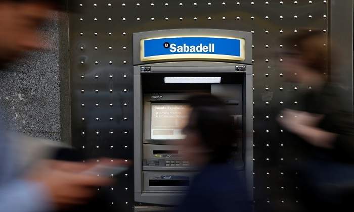 sabadell-cajero-personas-movimiento-reuters.jpg