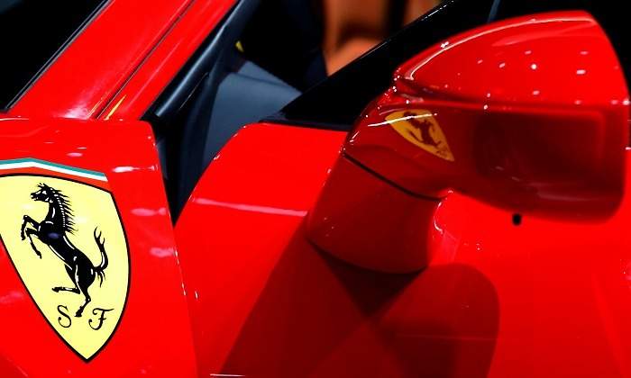 ferrari-coche-logo-retrovisor-770-reuters.jpg