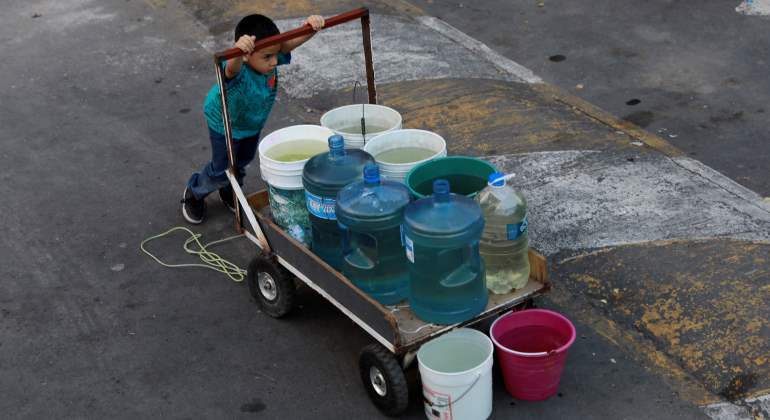 Nino-llevando-cubetas-de-agua-Reuters.jpg