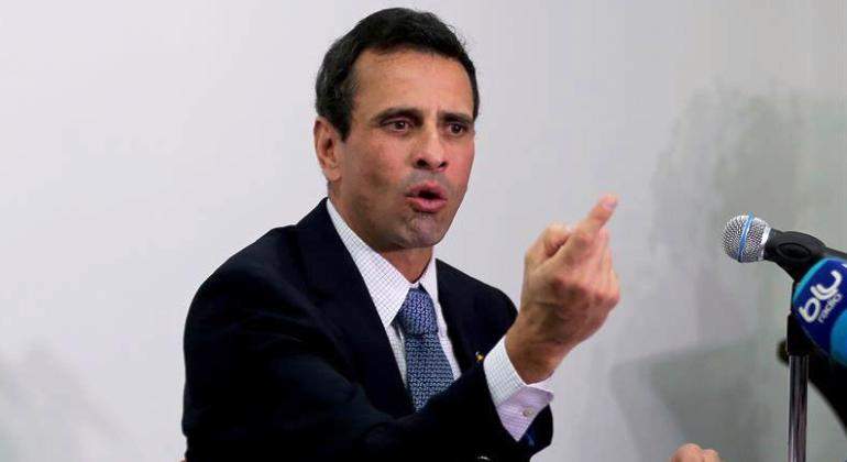 henrique-capriles-dedo-traje-efe.jpg