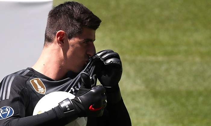 courtois-besa-escudo-realmadrid-reuters.jpg