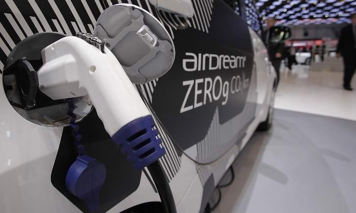 citroen-c-zero-cargando-reuters.jpg