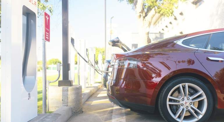 cargador-coche-electrico-2-fuente-tesla-770x420.jpg