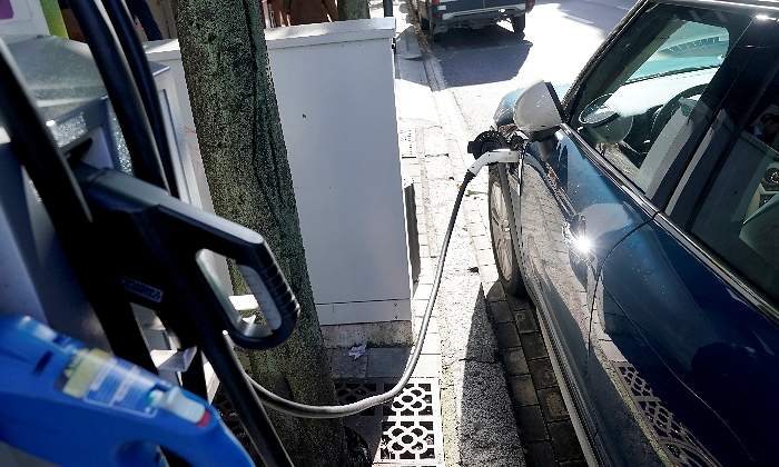 coche-electrico-punto-recarga.jpg