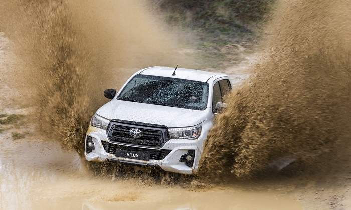 toyota-hilux-legend-black.01.jpg