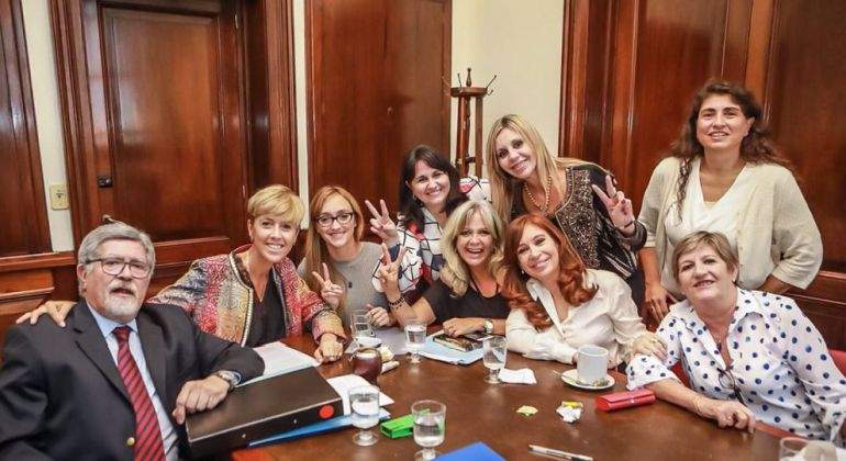 Cristina-Kirchner-y-los-senadores-kirchneristas.jpg