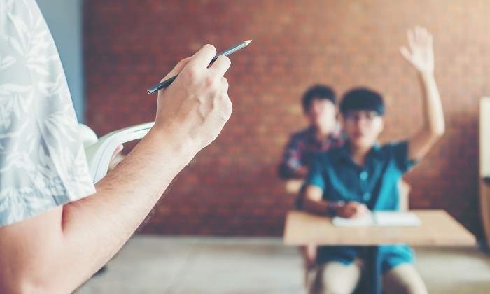 Un profesor da clase a sus alumnos