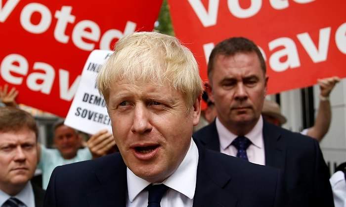 johnson-boris-carteles-rojos-reuters.jpg