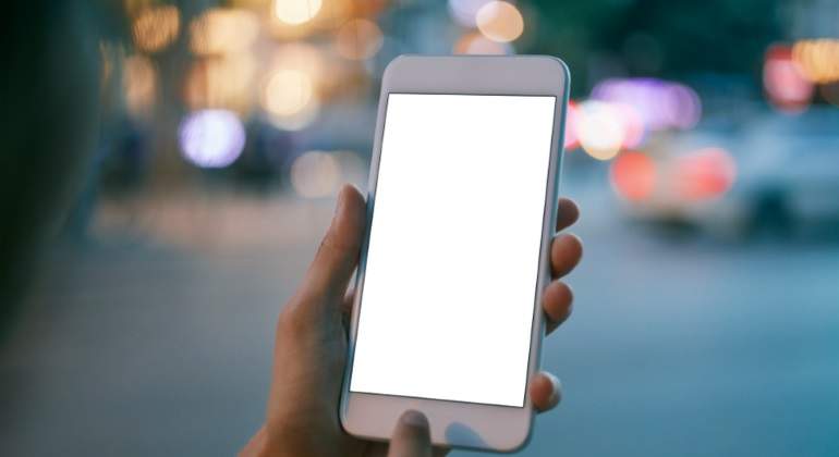 celular-en-mano-770-istock.jpg