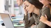 portatil-joven-preocupado-dreamstime.jpg